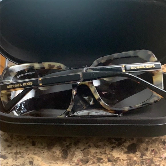 ๐ถ ๐ NWOT MICHAEL KORS ๐ฏ SUNGLASSES - Picture 2 of 14